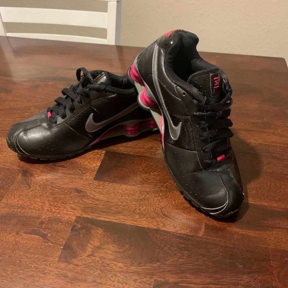Women’s Nike shox size 6.5 black and pink